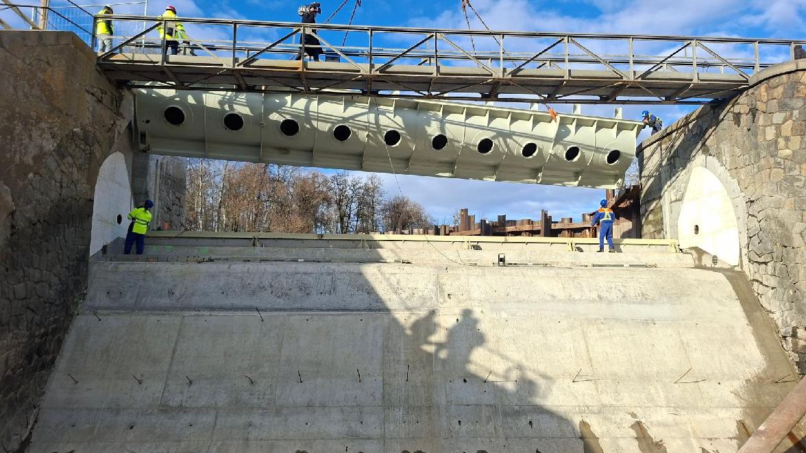 Jeřáb dopravil na jez v Rajhradě čtrnáctitunový kolos, Celá rekonstrukce vyjde na 226 milionů